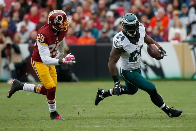 LANDOVER, MD - OCTOBER 04: Chris Culliver #29 of the Washington Redskins chases Ryan Mathews #24 of the Philadelphia Eagles during the second half  at FedExField on October 4, 2015 in Landover, Maryland.  (Photo by Rob Carr/Getty Images)
