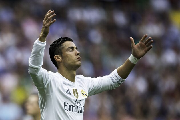 MADRID, SPAIN - SEPTEMBER 26:  Cristiano Ronaldo of Real Madrid CF reacts as he fail to score during the La Liga match between Real Madrid CF and Malaga CF at Estadio Santiago Bernabeu on September 26, 2015 in Madrid, Spain.  (Photo by Gonzalo Arroyo Moreno/Getty Images)