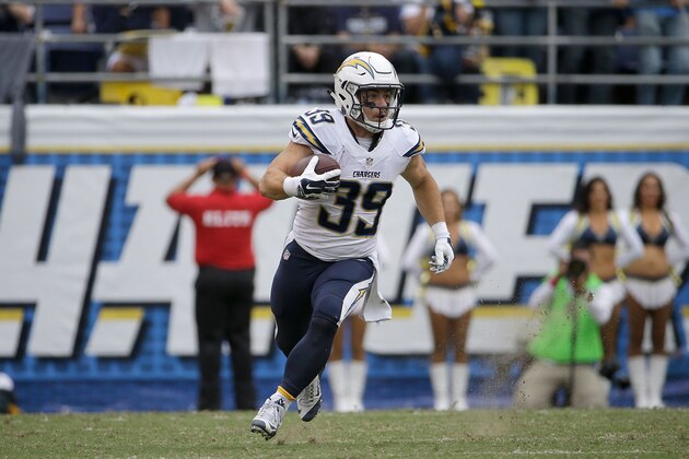 SAN DIEGO, CA - OCTOBER 04:  Danny Woodhead #39 of the San Diego Chargers carries the ball against the Cleveland Browns at Qualcomm Stadium on October 4, 2015 in San Diego, California.  (Photo by Jeff Gross/Getty Images)