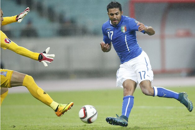 Italy's Eder , right, scores a goal during the Euro 2016 group H qualifying soccer match between the Azerbaijan and Italy at the Olympic stadium in Baku, Azerbaijan, Saturday, Oct. 10, 2015. (AP Photo/Mindaugas Kulbis)