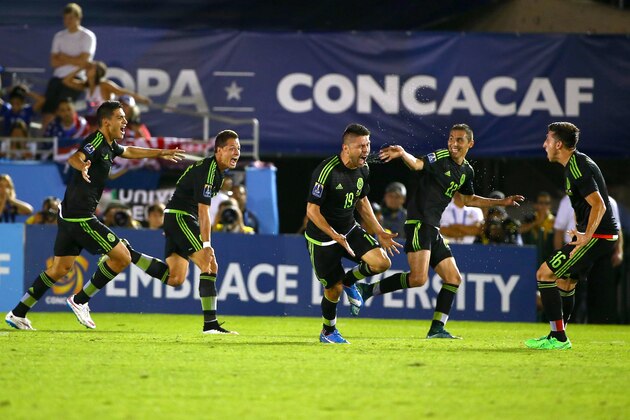 PASADENA, CA - OCTOBER 10:  (L-R) Raul Jimenez #9, Javier Hernandez #14, Oribe Peralta #19, Paul Aguilar #22 and Hector Herrera #22 of Mexico celebrate Peralta's goal in the first half of extra time against the the United States during the 2017 FIFA Confederations Cup Qualifying match at Rose Bowl on October 10, 2015 in Pasadena, California.  (Photo by Victor Decolongon/Getty Images)