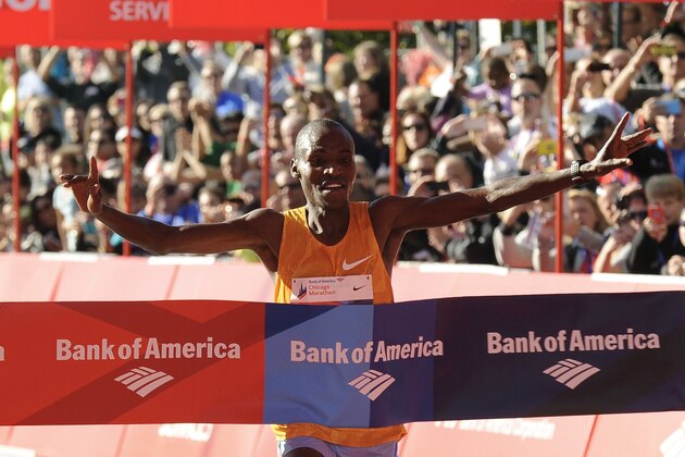 Dickson Chumba of Kenya wins the 2015 Bank of America Chicago Marathon, Sunday, Oct. 11, 2015, in Chicago. (AP Photo/Paul Beaty)