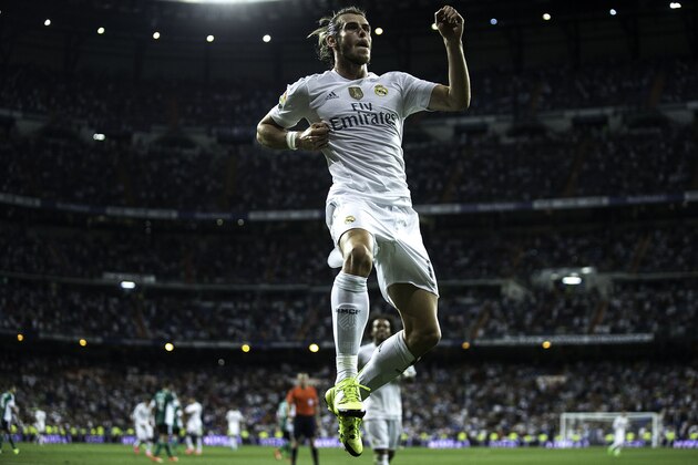MADRID, SPAIN - AUGUST 29: Gareth Bale of Real Madrid CF celebrates scoring their fifth goal during the La Liga match between Real Madrid CF and Real Betis Balompie at Estadio Santiago Bernabeu on August 29, 2015 in Madrid, Spain.  (Photo by Gonzalo Arroyo Moreno/Getty Images)