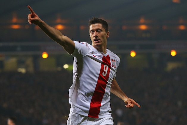 GLASGOW, SCOTLAND - OCTOBER 08: Robert Lewandowski of Poland celebrates after he scores during the UEFA EURO 2016 qualifier between Scotland and Poland at Hampden Park on October 08, 2015 in Glasgow, Scotland. (Photo by Ian MacNicol/Getty)