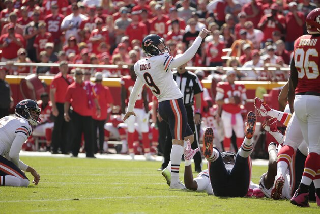 Chicago Bears kicker Robbie Gould (9) follows the path of his field goal during the first half of an NFL football game against the Kansas City Chiefs in Kansas City, Mo., Sunday, Oct. 11, 2015. (AP Photo/Charlie Riedel)