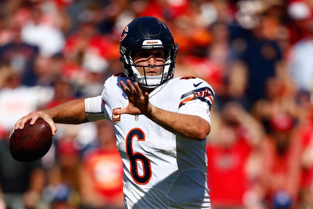 KANSAS CITY, MO - OCTOBER 11:  Quarterback Jay Cutler #6 of the Chicago Bears looks to pass during the game against the Kansas City Chiefs at Arrowhead Stadium on October 11, 2015 in Kansas City, Missouri.  (Photo by Jamie Squire/Getty Images)