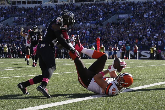 BALTIMORE, MD - OCTOBER 11: Tight end Gary Barnidge #82 of the Cleveland Browns scores a fourth quarter touchdown past defensive back Kyle Arrington #24 of the Baltimore Ravens during a game at M&T Bank Stadium on October 11, 2015 in Baltimore, Maryland. (Photo by Rob Carr/Getty Images)