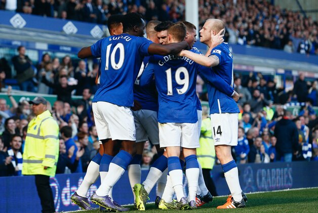 LIVERPOOL, ENGLAND - OCTOBER 04:  Romelu Lukaku of Everton celebrates with team mates after scoring Everton's first goal during the Barclays Premier League match between Everton and Liverpool at Goodison Park on October 4, 2015 in Liverpool, England.  (Photo by Dean Mouhtaropoulos/Getty Images)