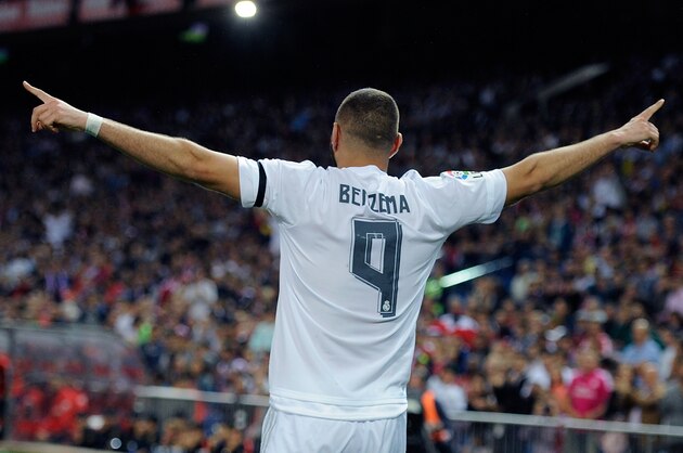 MADRID, SPAIN - OCTOBER 04:  Karim Benzema of Real Madrid celebrates after scoring Real's opening goal during the La Liga match between Club Atletico de Madrid and Real Madrid at Vicente Calderon Stadium on October 4, 2015 in Madrid, Spain.  (Photo by Denis Doyle/Getty Images)