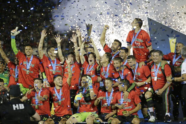 Players of Mexico celebrate with the CONCACAF Cup trophy after beating the US 3-2 during a playoff soccer match at the Rose Bowl Stadium, in Pasadena , Calif. Saturday, Oct. 10, 2015, Mexico qualified for the 2017 Confederations Cup. (AP Photo/Jae C. Hong)