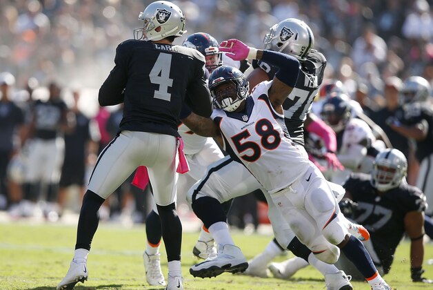 OAKLAND, CA - OCTOBER 11: Von Miller #58 of the Denver Broncos sacks Derek Carr #4 of the Oakland Raiders int he third quarter at O.co Coliseum on October 11, 2015 in Oakland, California. (Photo by Ezra Shaw/Getty Images)