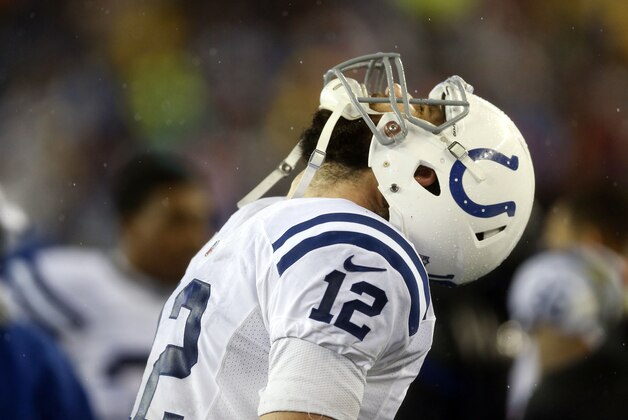 Andrew Luck, quarterback de los Colts de Indianápolis, inclina la cabeza hacia atrás luego de ver interceptado uno de sus pases en la segunda mitad de la final de la Conferencia Americana ante los Patriots de Nueva Inglaterra, el domingo 18 de enero de 2015 (AP Foto/Julio Cortez)