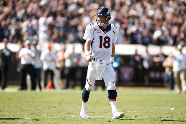 OAKLAND, CA - OCTOBER 11: Peyton Manning #18 of the Denver Broncos looks downfield in the second quarter against the Oakland Raiders at O.co Coliseum on October 11, 2015 in Oakland, California. (Photo by Ezra Shaw/Getty Images)