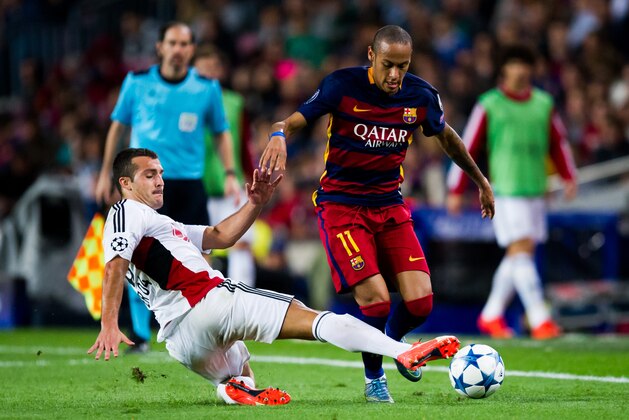 BARCELONA, SPAIN - SEPTEMBER 29:  Neymar Santos Jr of FC Barcelona fights for the ball with Guilio Donati of Bayer 04 Leverkusen during the UEFA Champions League Group E match between FC Barcelona and Bayern 04 Leverkusen at Camp Nou on September 29, 2015 in Barcelona, Spain.  (Photo by Alex Caparros/Getty Images)