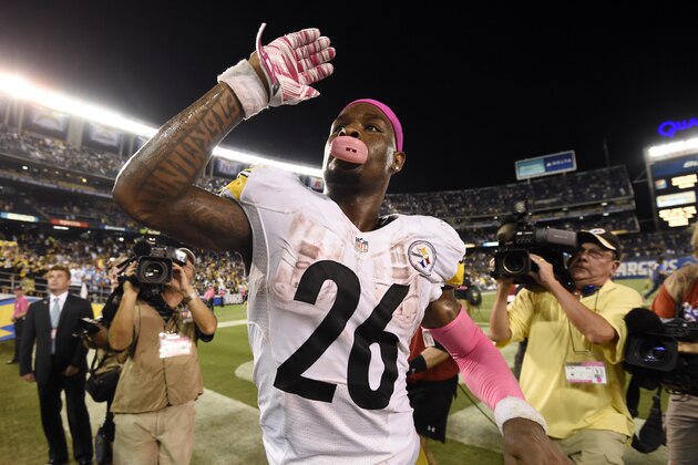 Pittsburgh Steelers running back Le'Veon Bell reacts to fans as he celebrates defeating the San Diego Chargers in an NFL football game Monday, Oct. 12, 2015, in San Diego. The Steelers won, 24-20. (AP Photo/Denis Poroy)
