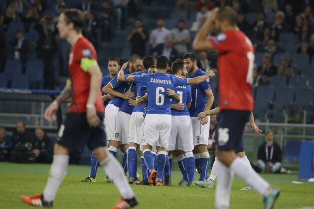 Italy's players celebrate after their teammate Alessandro Florenzi scored during a Euro 2016 qualifying group H soccer match  at Rome's Olympic Stadium, Tuesday, Oct. 13, 2015.  (AP Photo/Andrew Medichini)