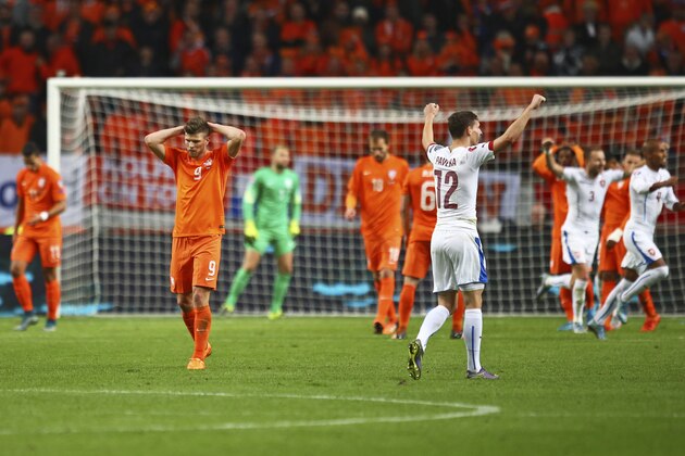 Dutch players with Netherlands' Klaas-Jan Huntelaar, second left, hold their head in despair, after the Czech Republic scored it's third goal during the Euro 2016 qualifying match between the Netherlands and the Czech Republic, at the ArenA stadium, in Amsterdam, Netherlands, Tuesday, Oct. 13, 2015. (AP Photo/Peter Dejong)