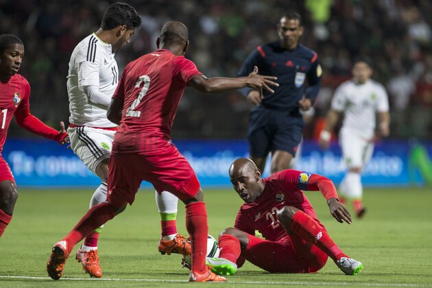 Panama´s Felipe Baloy, right, fights for the ball with Mexico's Carlos Vela (11) during an international friendly soccer match in Toluca, Tuesday, Oct. 13, 2015. (AP Photo/Christian Palma)