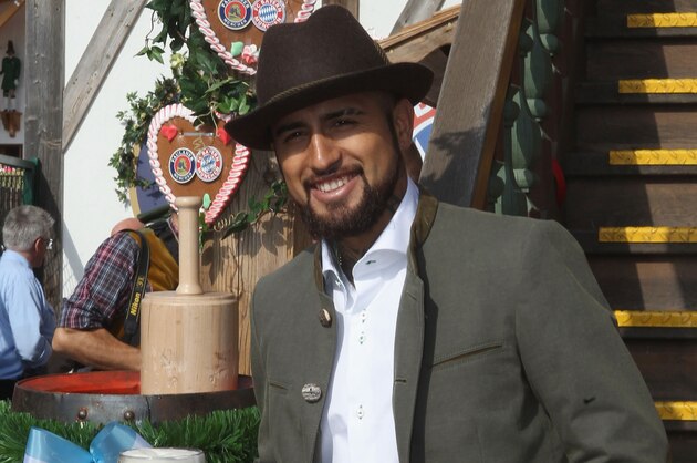 Bayern's Arturo Vidal poses with a beerstein as the players of FC Bayern Munich visit the Oktoberfest beer festival 2015 at Theresienwiese in Munich, southern Germany, Wednesday, Sept. 30, 2015 in Munich, Germany.  (Alexandra Beier/pool via AP)