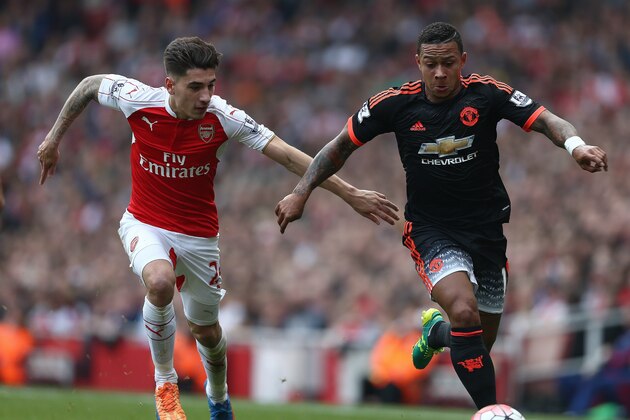 Arsenal's Spanish defender Hector Bellerin (L) vies against Manchester United's Dutch midfielder Memphis Depay during the English Premier League football match between Arsenal and Manchester United at the Emirates Stadium in London on October 4, 2015.    AFP PHOTO / JUSTIN TALLIS

RESTRICTED TO EDITORIAL USE. No use with unauthorised audio, video, data, fixture lists, club/league logos or 'live' services. Online in-match use limited to 45 images, no video emulation. No use in betting, games or single club/league/player publications.        (Photo credit should read JUSTIN TALLIS/AFP/Getty Images)
