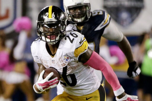 Pittsburgh Steelers running back Le'Veon Bell (26) runs upfield against the San Diego Chargers during the first half of an NFL football game Monday, Oct. 12, 2015, in San Diego. (AP Photo/Lenny Ignelzi)