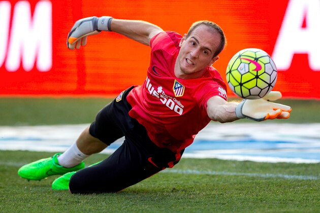 MADRID, SPAIN - AUGUST 22: Goalkeeper Jan Oblak of Atletico de Madrid stops the ball during his warming up before the La Liga match between Club Atletico de Madrid and UD Las Palmas at Vicente Calderon Stadium on August 22, 2015 in Madrid, Spain.  (Photo by Gonzalo Arroyo Moreno/Getty Images)