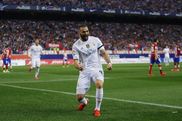 Real Madrid's Karim Benzema, center, celebrates after scoring a goal during a Spanish La Liga soccer match between Real Madrid and Atletico de Madrid at the at the Vicente Calderon stadium in Madrid, Spain, Sunday, Oct. 4, 2015. (AP Photo/Daniel Ochoa de Olza)