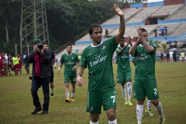 New York Cosmos' Raul Gonzalez waves to the fans after a friendly match against Cuba at the Pedro Marrero Stadium in Havana, Cuba, Tuesday, June 2, 2015. Cosmos won the game 4-1.  (AP Photo/Ramon Espinosa)