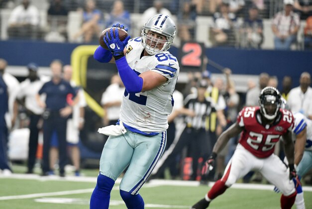 Dallas Cowboys tight end Jason Witten runs after a reception in the first half of an NFL football game on Sunday, Sept. 27, 2015, in Arlington, Texas. (AP Photo/Michael Ainsworth )