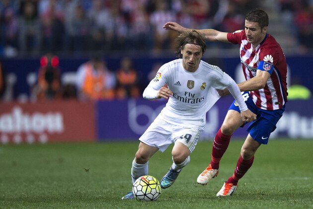 MADRID, SPAIN - OCTOBER 04: Luka Modric (R) of Atletico de Madrid competes for the ball with Gabi Fernandez (R) of Atletico de Madrid during the La Liga match between Club Atletico de Madrid and Real Madrid CF at Vicente Calderon Stadium on October 4, 2015 in Madrid, Spain.  (Photo by Gonzalo Arroyo Moreno/Getty Images)