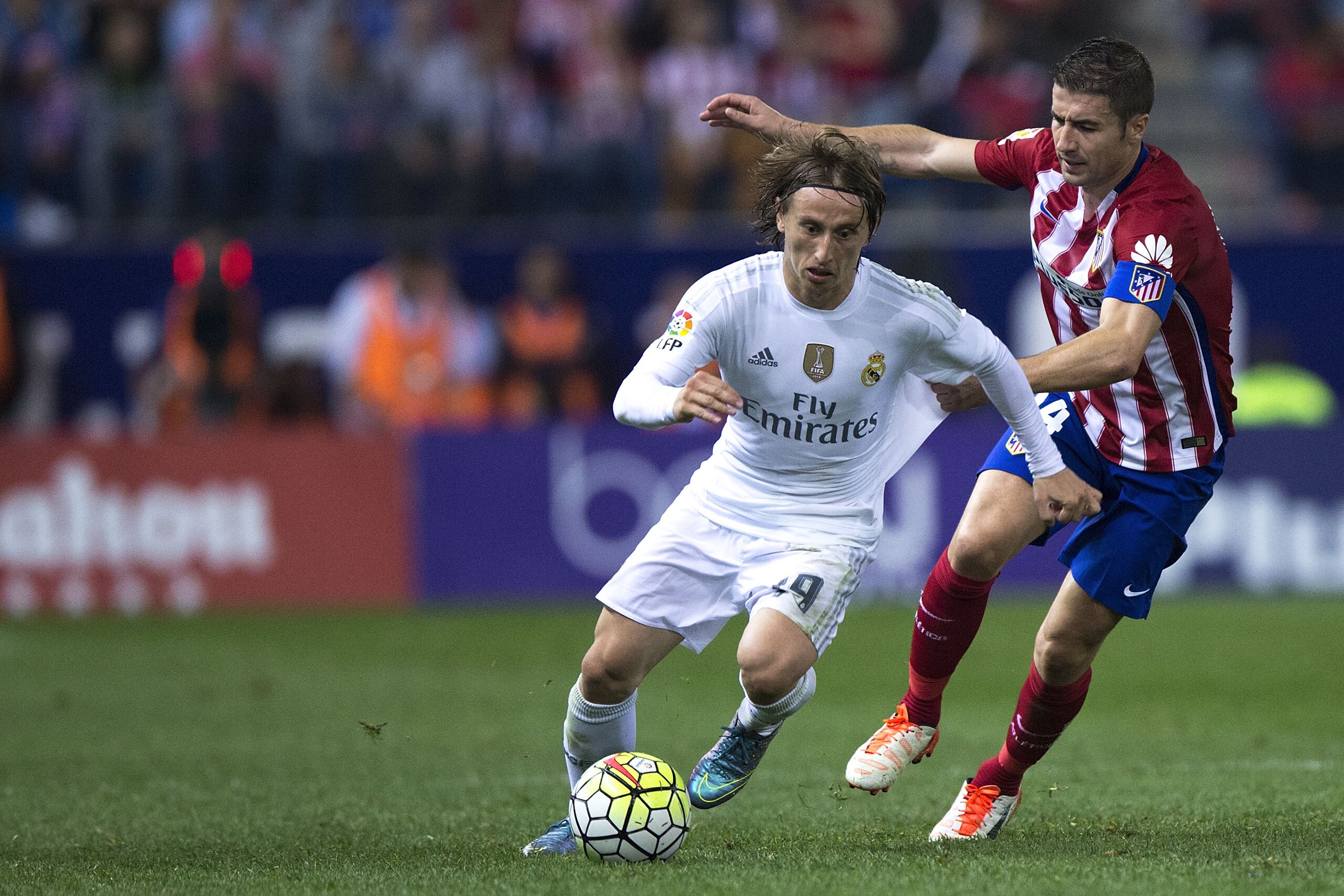 MADRID, SPAIN - OCTOBER 04: Luka Modric (R) of Atletico de Madrid competes for the ball with Gabi Fernandez (R) of Atletico de Madrid during the La Liga match between Club Atletico de Madrid and Real Madrid CF at Vicente Calderon Stadium on October 4, 2015 in Madrid, Spain.  (Photo by Gonzalo Arroyo Moreno/Getty Images)