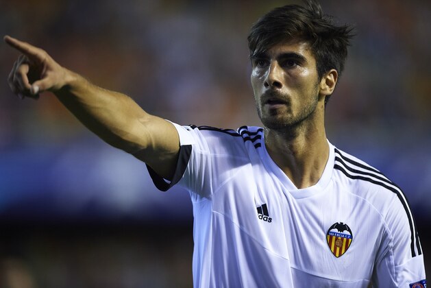 VALENCIA, SPAIN - SEPTEMBER 16:  Andre Gomes of Valencia celebrates scoring his team's second goal during the UEFA Champions League Group H match between Valencia CF and FC Zenit at the Estadi de Mestalla on September 16, 2015 in Valencia, Spain.  (Photo by Manuel Queimadelos Alonso/Getty Images)