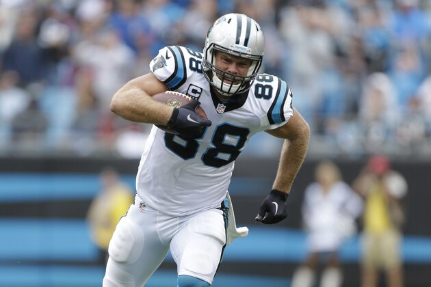 Carolina Panthers' Greg Olsen (88) runs after a catch against the New Orleans Saints in the first half of an NFL football game in Charlotte, N.C., Sunday, Sept. 27, 2015. (AP Photo/Bob Leverone)