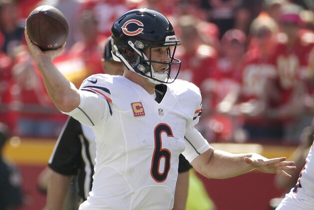 El quarterback Jay Cutler (6) de los Bears de Chicago lanza un pase ante los Chiefs de Kansas City el domingo 11 de octubre de 2015. (AP Foto/Charlie Riedel)