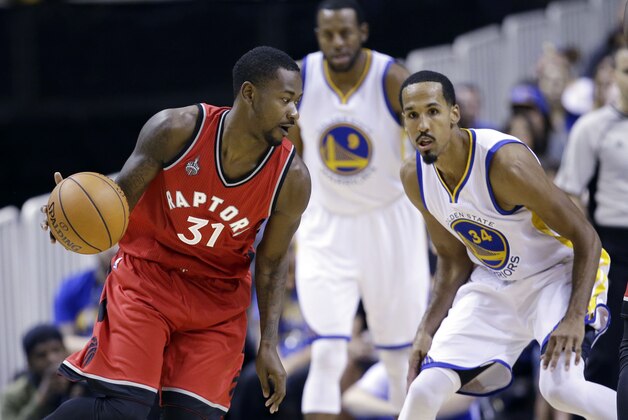 Toronto Raptors' Terrence Ross dribbles around Golden State Warriors' Shaun Livingston during a preseason NBA basketball game Monday, Oct. 5, 2015, in San Jose, Calif.  (AP Photo/Marcio Jose Sanchez)