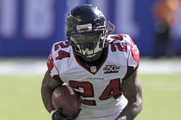Atlanta Falcons running back Devonta Freeman runs during the second half of an NFL football game against the New York Giants, Sunday, Sept. 20, 2015, in East Rutherford, N.J. (AP Photo/Bill Kostroun)