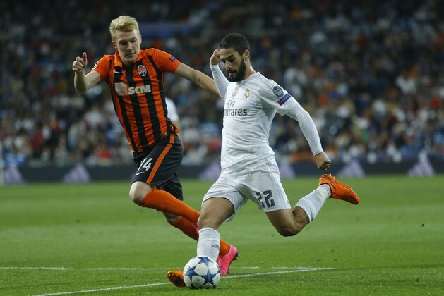 Real Madrid's Isco fights for the ball against Shakhtar's Vasyl Kobin during a Group A Champions League soccer match between Real Madrid and Shakhtar Donetsk at the Santiago Bernabeu stadium in Madrid, Spain, Tuesday, Sept. 15, 2015. (AP Photo/Francisco Seco)