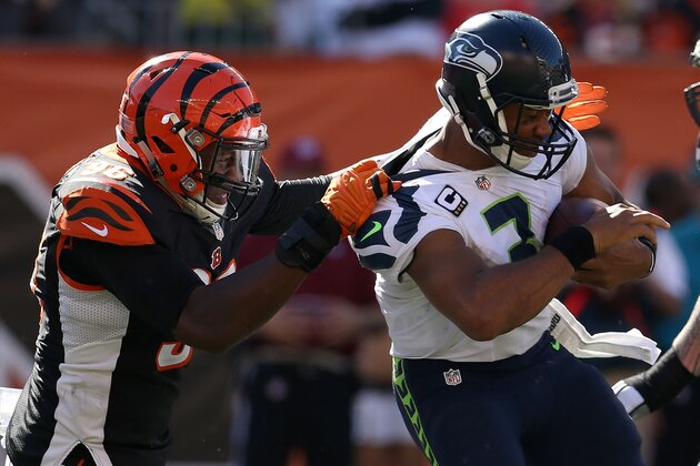 CINCINNATI, OH - OCTOBER 11:  Carlos Dunlap #96 of the Cincinnati Bengals sacks Russell Wilson #3 of the Seattle Seahawks during the third quarter of the game at Paul Brown Stadium on October 11, 2015 in Cincinnati, Ohio. (Photo by Andy Lyons/Getty Images)