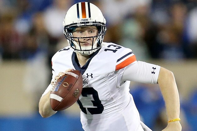 LEXINGTON, KY - OCTOBER 15:  Sean White #13 of the Auburn Tigers runs with the ball against the Kentucky Wildcats at Commonwealth Stadium on October 15, 2015 in Lexington, Kentucky.  (Photo by Andy Lyons/Getty Images)