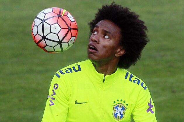 Brazil's footballer Willian takes part in a training session at San Carlos de Apoquindo stadium in Santiago, Chile, on October 7, 2015. Brazil will face Chile next October 8 , in a Russia 2018 FIFA World Cup football qualifying match. AFP PHOTO/CLAUDIO REYES        (Photo credit should read Claudio Reyes/AFP/Getty Images)
