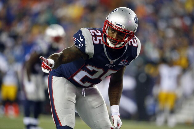 New England Patriots defensive back Tarell Brown lines up against the Pittsburgh Steelers in the first half of an NFL football game, Thursday, Sept. 10, 2015, in Foxborough, Mass. (AP Photo/Winslow Townson) New England Patriots defensive back Tarell Brown lines up against the Pittsburgh Steelers in the first half of an NFL football game, Thursday, Sept. 10, 2015, in Foxborough, Mass. (AP Photo/Winslow Townson)
