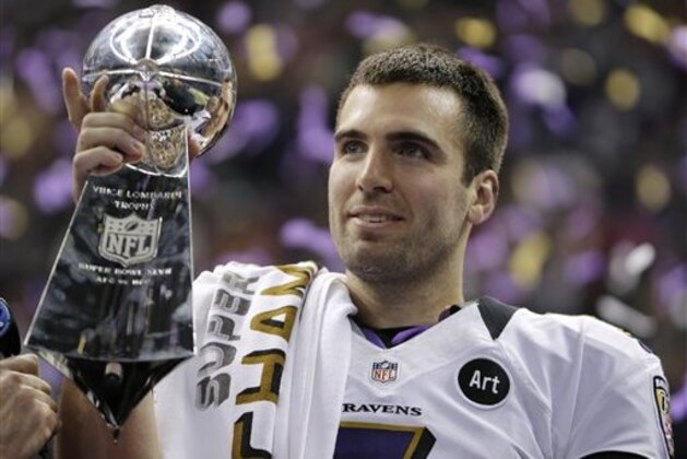 Ene sta fotografía de archivo del 13 de febrero de 2013, se ve al quarterback de los Ravens de Baltimore Joe Flacco (5) con el Trofeo Vince Lombardi luego de vencer a los 49ers de San Francisco por 34-31 en el Super Bowl XLVII. Los Ravens y Flacco llegaron a un acuerdo para que el jugador se quede Baltimore, según fuentes cercanas a las negociaciones. (Foto AP/Matt Slocum, Archivo)