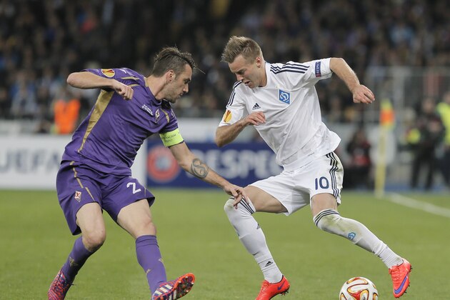 Andriy Yarmolenko of Dynamo Kyiv, right, and Gonzalo Rodríguez of Fiorentina battle for the ball during a Europa League quarterfinal first leg soccer match between Dynamo Kyiv and Fiorentina  at Olimpiyskiy Stadium in Kiev, Ukraine, Thursday, April 16, 2015. (AP Photo/Efrem Lukatsky)
