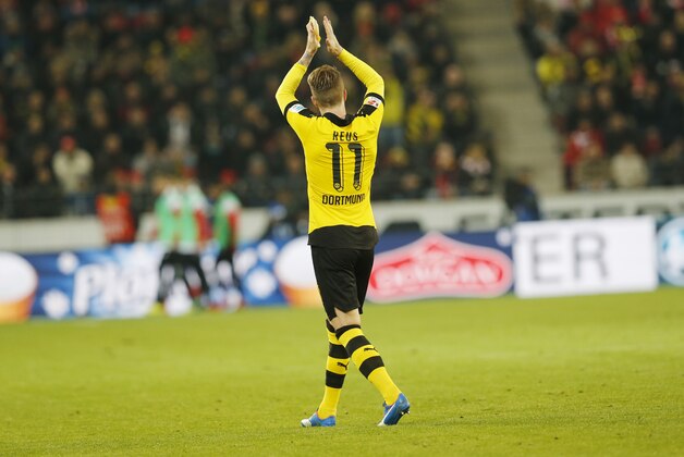 Dortmund's Marco Reus applauds as he leaves the pitch during a German Bundesliga soccer match between FSV Mainz 05 and Borussia Dortmund in Mainz, Germany, Friday, Oct. 16, 2015. (AP Photo/Michael Probst)
