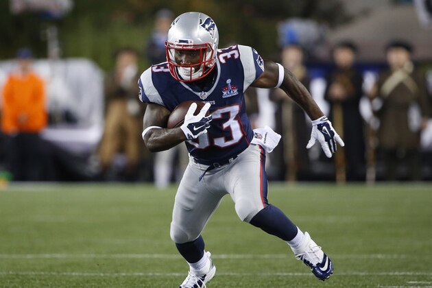 New England Patriots running back Dion Lewis runs against the Pittsburgh Steelers in the first half of an NFL football game Thursday, Sept. 10, 2015, in Foxborough, Mass. (AP Photo/Winslow Townson)