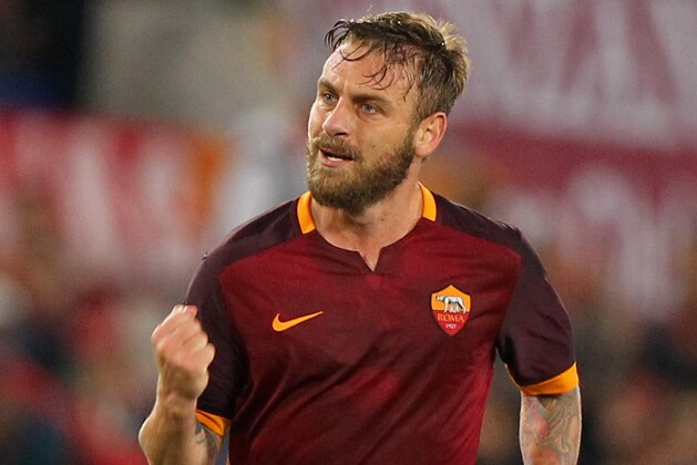 ROME, ITALY - OCTOBER 17:  Daniele De Rossi of AS Roma celebrates after scoring the team's second goal during the Serie A match between AS Roma and Empoli FC at Stadio Olimpico on October 17, 2015 in Rome, Italy.  (Photo by Paolo Bruno/Getty Images)