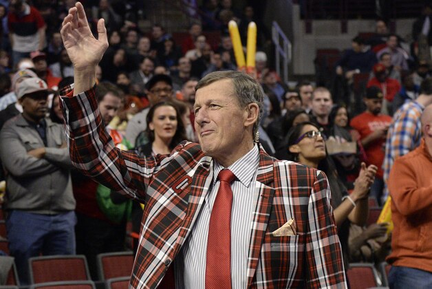 Craig Sager, acknowledges the crowd during a timeout of a game between the Chicago Bulls and the Oklahoma City Thunder, Thursday, March 5, 2015 in Chicago. Craig Sager returned to his familiar spot on the NBA sideline Thursday after being treated for leukemia.  (AP Photo/David Banks)