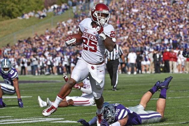 MANHATTAN, KS - OCTOBER 17:  Running back Joe Mixon #25 of the Oklahoma Sooners rushes for a touchdown past linebacker Will Davis #35 of the Kansas State Wildcats during the first half on October 17, 2015 at Bill Snyder Family Stadium in Manhattan, Kansas.  (Photo by Peter G. Aiken/Getty Images)