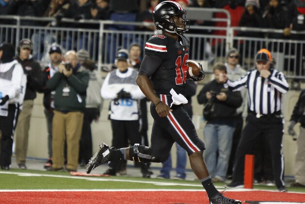 Ohio State quarterback J.T. Barrett scores a touchdown against Penn State during the first half of an NCAA college football game Saturday, Oct. 17, 2015, in Columbus, Ohio. (AP Photo/Paul Vernon)