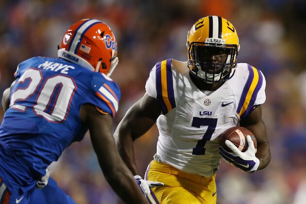 BATON ROUGE, LA - OCTOBER 17:  Leonard Fournette #7 of the LSU Tigers runs for a first down past Marcus Maye #20 of the Florida Gators at Tiger Stadium on October 17, 2015 in Baton Rouge, Louisiana.  (Photo by Chris Graythen/Getty Images)
